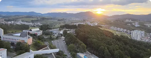 Foto do campus da PUC Minas em Poços de Caldas