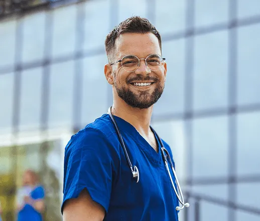 Aluna lendo um livro na PUC Poços.