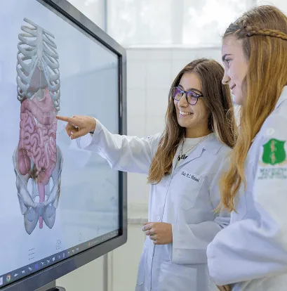 Aluna lendo um livro na PUC Poços.